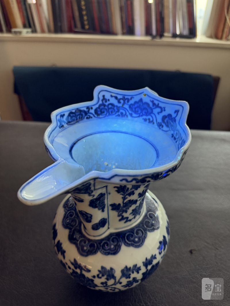 清乾隆 青花缠枝花卉纹僧帽壶 - 图18